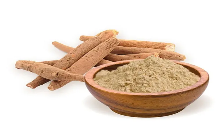 یک پیاله پودر آشواگاندا در کنار ریشه بوزیدان