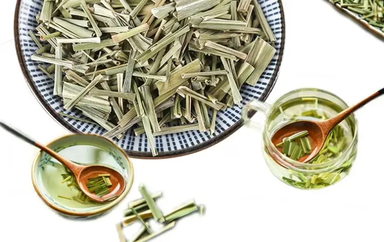 تهیه چای لیمو یا دمنوش لمون گرس هندی در لیوان شیشه‌ای  و کاسه