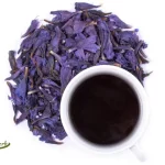گل گاو زبان عمده خریداری شده در کنار فنجان دم نوش آن