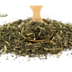 خلوص بالای گزنه خشک با قاشق چوبی درون آن