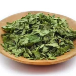 گزنه خشک درون یک ظرف چوبی