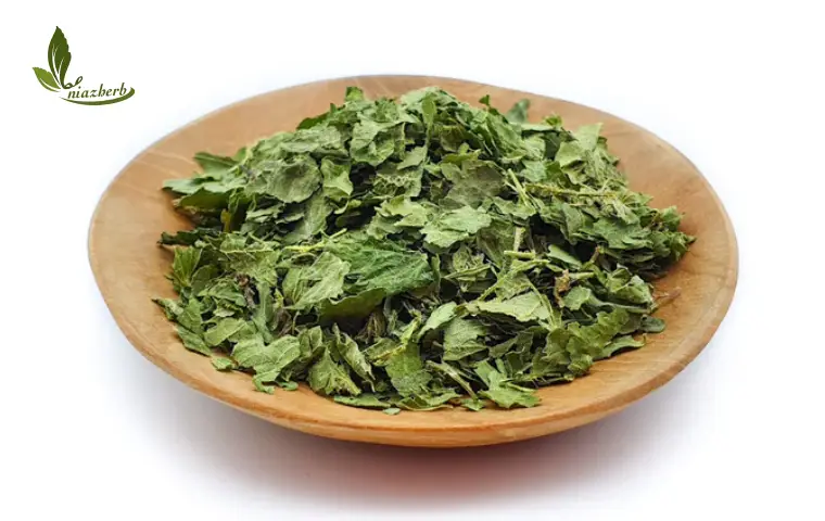 گزنه خشک درون یک ظرف چوبی