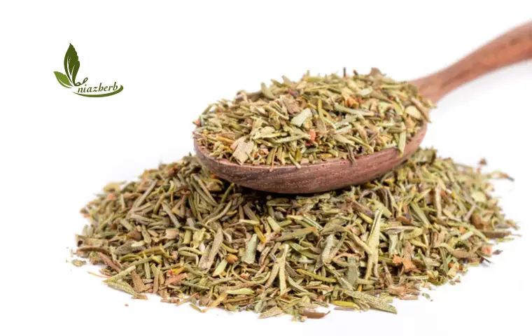 آویشن خشک و یک قاشق چوبی پر از آویشن
