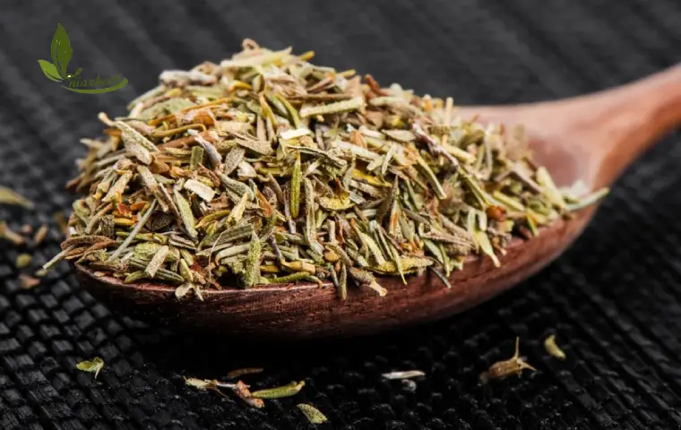 یک قاشق چوبی پر از برگ آویشن خشک شده