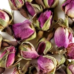 تعدادی غنچه گل محمدی داراب