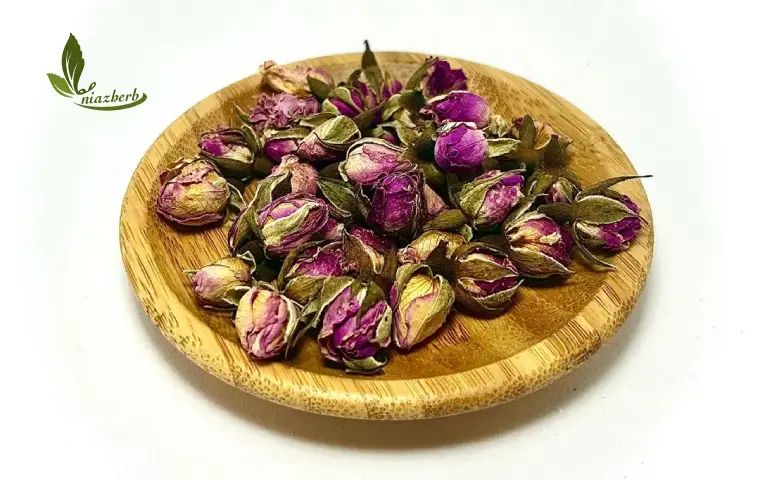 غنچه گل محمدی داراب در بشقاب چوبی نیازهرب