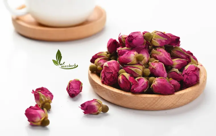 غنچه گل محمدی لاله زار درون ظرف چوبی