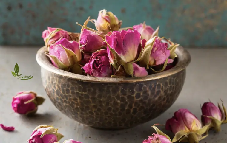 غنچه گل محمدی داراب در کاسه مسی