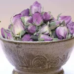 غنچه گل محمدی لالهزار در پیاله مسی