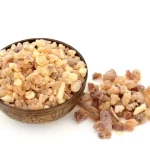 صمغ باریجه درون یک پیاله و مقداری روی زمین که به نام