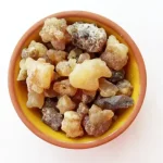 صمغ باریجه خالص درون یک پیاله چوبی
